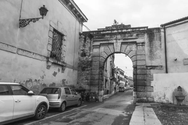Verona Italia Abril 2019 Pintoresca Calle Con Arco Piedra Complejo — Foto de Stock