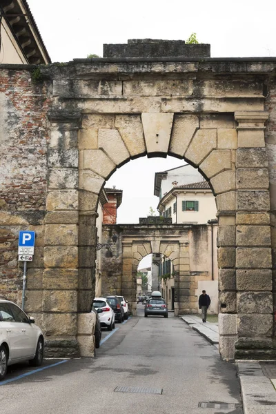 2019年4月24日 意大利维罗纳 风景如画的街道 有石拱门和老城区的传统建筑群 — 图库照片