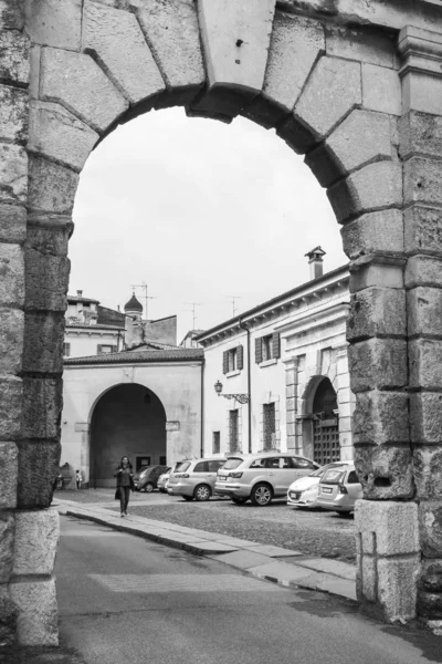 2019年4月24日 イタリアのヴェローナ 石のアーチと旧市街の伝統的な建築複合体を持つ美しい通り — ストック写真