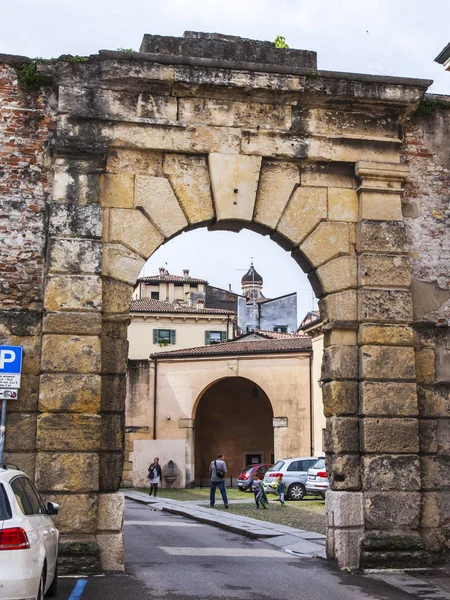 2019年4月24日 イタリアのヴェローナ 石のアーチと旧市街の伝統的な建築複合体を持つ美しい通り — ストック写真