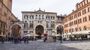 Verona, Italya, 25 Nisan 2019. Şehrin ana meydanlarından birinin mimari kompleksinin bir parçası-Piazza dei Signori