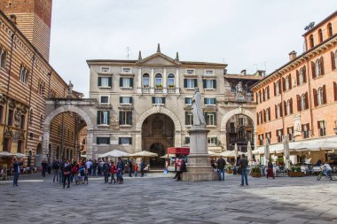 Verona, Italya, 25 Nisan 2019. Şehrin ana meydanlarından birinin mimari kompleksinin bir parçası-Piazza dei Signori
