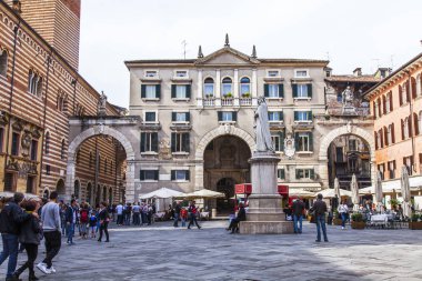 Verona, Italya, 25 Nisan 2019. Şehrin ana meydanlarından birinin mimari kompleksinin bir parçası-Piazza dei Signori