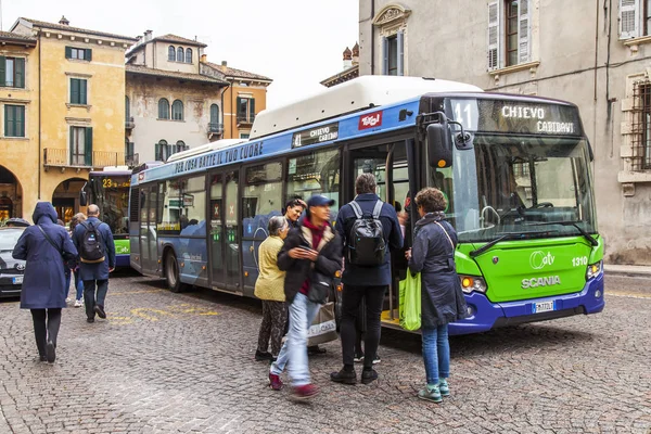 Verona Itálie Dubna 2019 Autobus Jezdí Městské Ulice — Stock fotografie