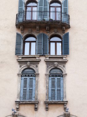 Verona, Italya, 24 Nisan 2019. Eski şehirde binanın bir cephe tipik mimari detayları.