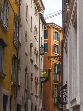 Verona, İtalya, 24 Nisan 2019 tarihinde. eski şehirde geleneksel bir mimari kompleksi ile pitoresk dar sokak. 