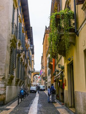 Verona, İtalya, 24 Nisan 2019 tarihinde. eski şehirde geleneksel bir mimari kompleksi ile pitoresk dar sokak. 