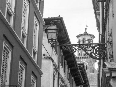 Verona, İtalya, 24 Nisan 2019 tarihinde. Eski şehirde binanın bir cephe tipik mimari detayları. Güzel lamba binayı dekore eder