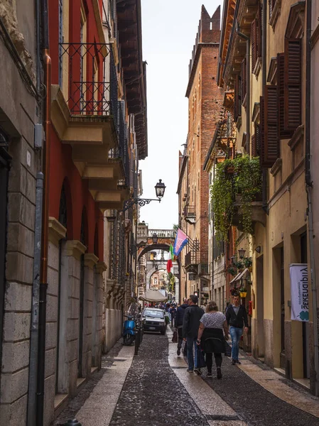 2019年4月24日 意大利维罗纳 风景如画的狭窄街道与老城区的传统建筑群 — 图库照片
