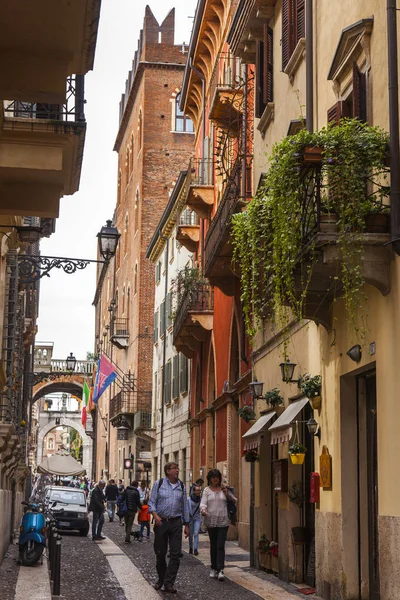Верона Италия Апреля 2019Г Живописная Узкая Улица Традиционным Архитектурным Комплексом — стоковое фото