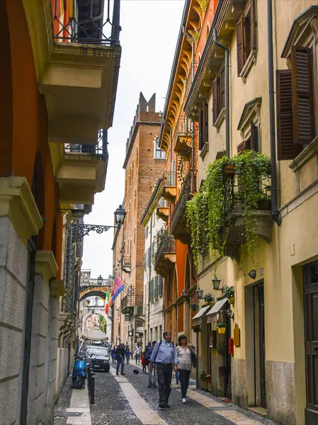 Verona Italia Abril 2019 Pintoresca Calle Estrecha Con Complejo Arquitectónico — Foto de Stock