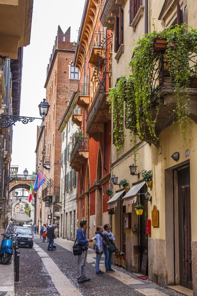 Verona Italien April 2019 Die Malerische Enge Straße Mit Einem — Stockfoto