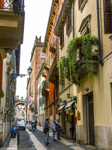 Verona Itália Abril 2019 Pitoresca Rua Estreita Com Complexo Arquitetônico — Fotografia de Stock