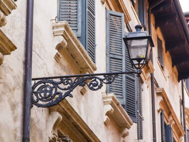Verona, İtalya, 24 Nisan 2019 tarihinde. Eski şehirde binanın bir cephe tipik mimari detayları. Güzel lamba binayı dekore eder