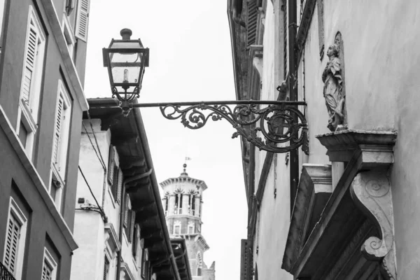 Verona Itália Abril 2019 Detalhes Arquitetônicos Típicos Uma Fachada Edifício — Fotografia de Stock