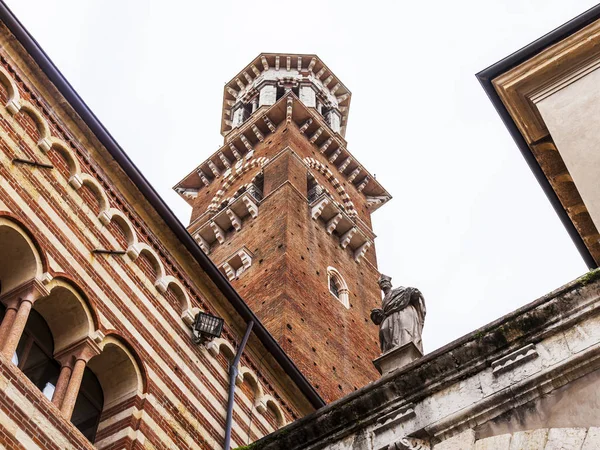 2019年4月25日 意大利维罗纳 城市主要广场之一建筑群的碎片 西戈里广场 托雷迪兰贝蒂是一个历史景观 — 图库照片