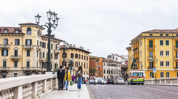 Verona Itália Abril 2019 Rua Pitoresca Com Complexo Arquitetônico Tradicional — Fotografia de Stock