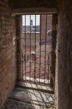 Verona, İtalya, 25 Nisan 2019 tarihinde. Castelvecchio kalesinin bir parçası, şehrin tarihi manzaralarından biri. Pencereden görünüm