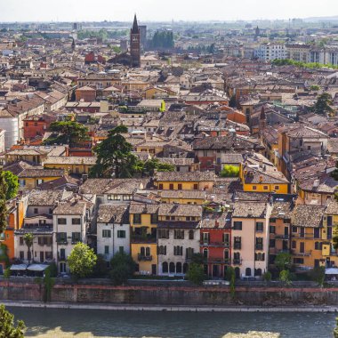 Verona, İtalya, 24 Nisan 2019 tarihinde. San Pietro tepesindebakış açısından eski şehir ve Adige nehir dolguları bir görünüm hava