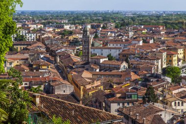Verona, İtalya, 24 Nisan 2019 tarihinde. San Pietro tepesindebakış açısından eski şehir ve Adige nehir dolguları bir görünüm hava