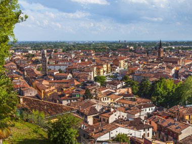 Verona, İtalya, 24 Nisan 2019 tarihinde. San Pietro tepesindebakış açısından eski şehir ve Adige nehir dolguları bir görünüm hava