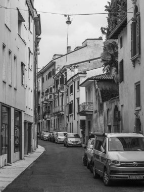 Verona, İtalya, 25 Nisan 2019 tarihinde. şehrin tarihi bir bölümünde pitoresk sokak