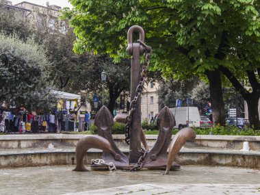 Verona, İtalya, 24 Nisan 2019 tarihinde. Kentsel ortamda modern bir heykel. Bulutlu yağmurlu hava