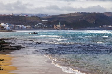 Las Palmas de Gran Canaria, İspanya, 6 Ocak 2018 üzerinde. Kış Güneşi Playa de Las Canteras beach Atlantik Okyanusu kıyısında ışıklar. Alfredo kraus oditoryum bir mesafede