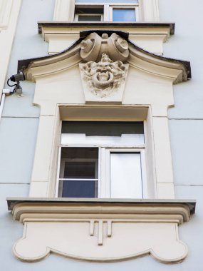 Moskova, Rusya, 8 Temmuz 2019 tarihinde. Tarihi binanın etrafında tipik mimari. Binanın bir cephesinin dekoratif elemanları 