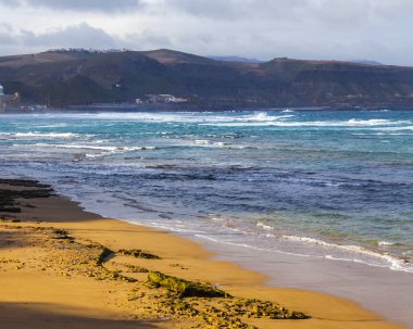 Okyanus kıyısında pitoresk dalgalar