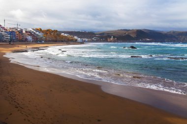 Las Palmas de Gran Canaria, İspanya, 6 Ocak 2018 üzerinde. Kış Güneşi Playa de Las Canteras beach Atlantik Okyanusu ve güzel dolgu banka üzerinde ışıklar.