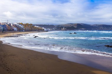 Las Palmas de Gran Canaria, İspanya, 6 Ocak 2018 üzerinde. Kış Güneşi Playa de Las Canteras beach Atlantik Okyanusu ve güzel dolgu banka üzerinde ışıklar.