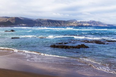 Okyanus kıyısında pitoresk dalgalar