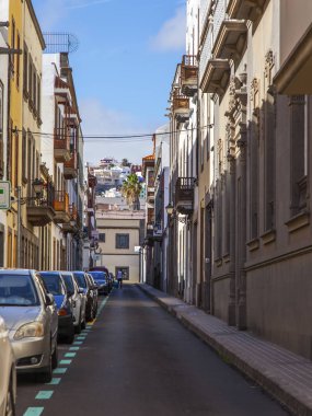 Las Palmas de Gran Canaria, İspanya, 5 Ocak 2018 üzerinde. Modern binalar mimari kompleks sokağın adalar adalar için tipik yapmak. 