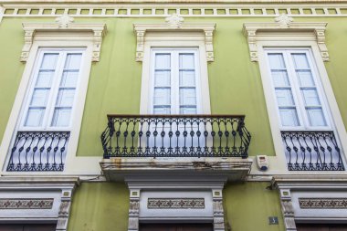 Las-Palmas de Gran Canaria, İspanya, 5 Ocak 2018. Güneş, takımadalar için tipik olan eski mimari yapının bir cephesini aydınlatAn