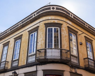 Las-Palmas de Gran Canaria, İspanya, 5 Ocak 2018. Güneş, takımadalar için tipik olan eski mimari yapının bir cephesini aydınlatAn
