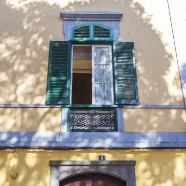 Las-Palmas de Gran Canaria, İspanya, 5 Ocak 2018. Güneş, takımadalar için tipik olan eski mimari yapının bir cephesini aydınlatAn