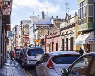 Las-Palmas de Gran Canaria, İspanya, 5 Ocak 2018. Geleneksel binalar, caddenin mimari kompleksini adalar için tipik hale getirsin.