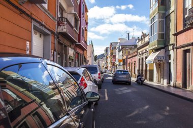 Las-Palmas de Gran Canaria, İspanya, 5 Ocak 2018. Geleneksel binalar, caddenin mimari kompleksini adalar için tipik hale getirsin.