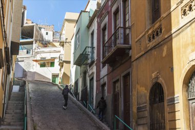 Las-Palmas de Gran Canaria, İspanya, 5 Ocak 2018. Geleneksel binalar, caddenin mimari kompleksini adalar için tipik hale getirsin.