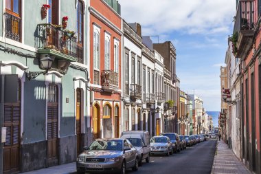 Las-Palmas de Gran Canaria, İspanya, 5 Ocak 2018. Geleneksel binalar, caddenin mimari kompleksini adalar için tipik hale getirsin.