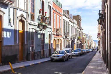 Las-Palmas de Gran Canaria, İspanya, 5 Ocak 2018. Geleneksel binalar, caddenin mimari kompleksini adalar için tipik hale getirsin.