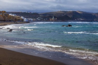 Las Palmas de Gran Canaria, İspanya, 6 Ocak 2018 üzerinde. Kış Güneşi Playa de Las Canteras beach Atlantik Okyanusu ve güzel dolgu banka üzerinde ışıklar.