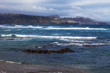 Okyanus kıyısında pitoresk dalgalar