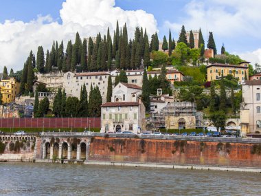 Verona, İtalya, 25 Nisan 2019 tarihinde. Adige nehir kıyısında aynı adı taşıyan tepeüzerinde Castel San Pietro antik kale