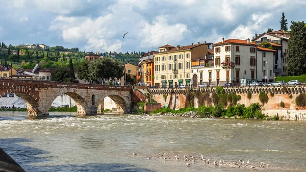 Werona Włochy Kwietnia 2019 Malownicze Panoramiczne Widoki Rzekę Adyga Jego — Zdjęcie stockowe