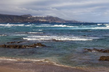 Okyanus kıyısında pitoresk dalgalar