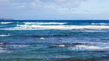 Okyanus kıyısında pitoresk dalgalar