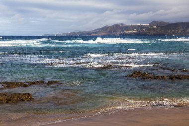 Okyanus kıyısında pitoresk dalgalar