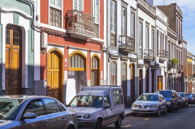 Las-Palmas de Gran Canaria, İspanya, 5 Ocak 2018. Geleneksel binalar, caddenin mimari kompleksini adalar için tipik hale getirsin.